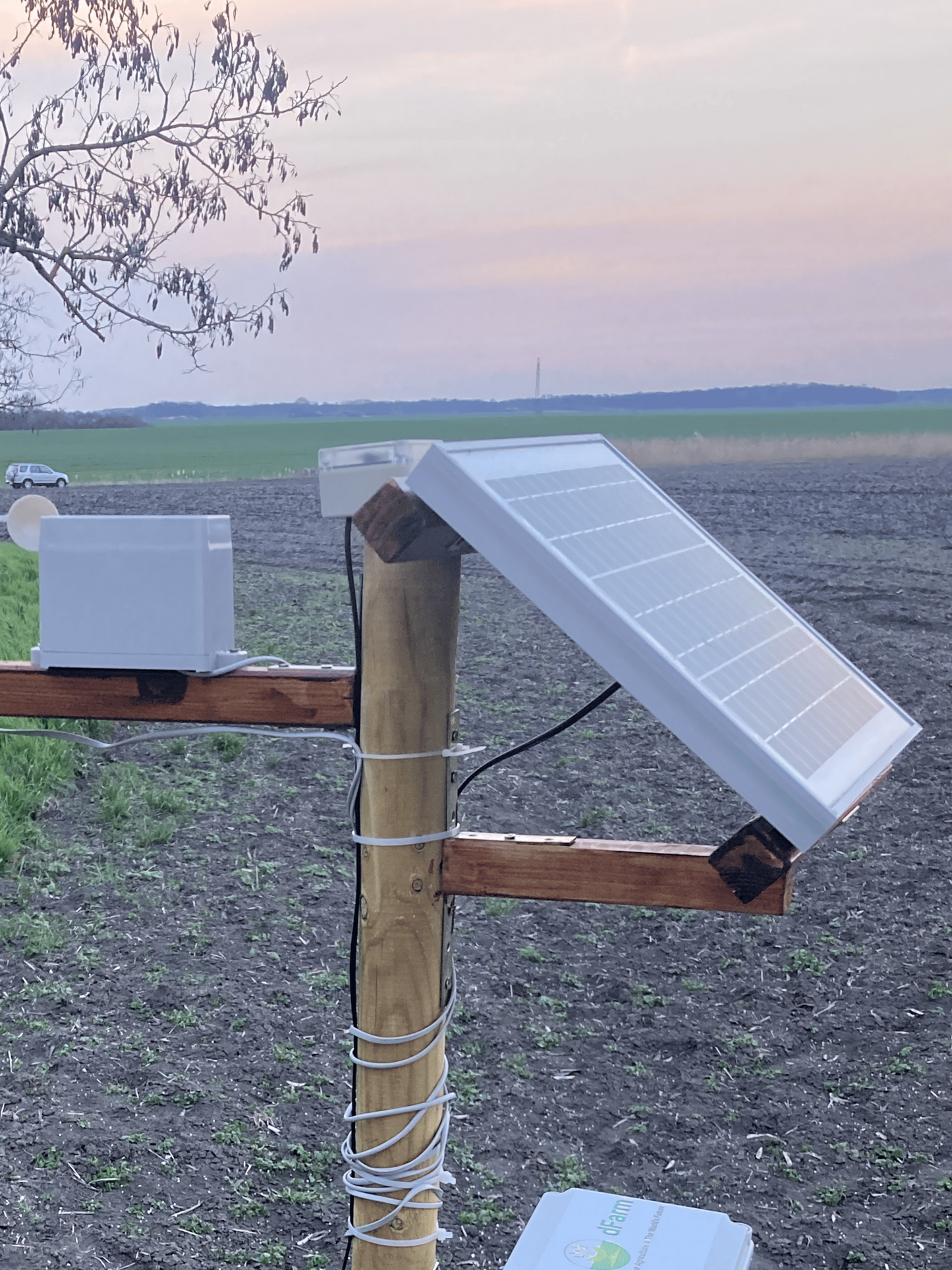 Gerät zur Messung von Niederschlag, Lufttemperatur und Luftfeuchtigkeit für die Bewässerung